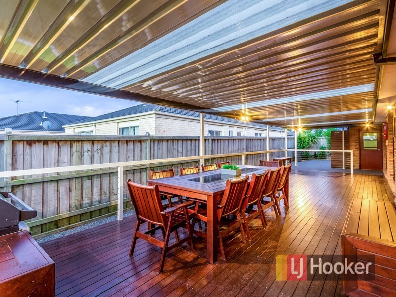 17 Yorkshire Drive, Cranbourne North VIC 3977