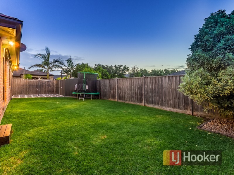 17 Yorkshire Drive, Cranbourne North VIC 3977