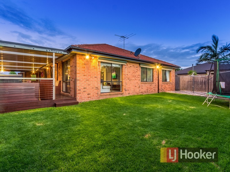 17 Yorkshire Drive, Cranbourne North VIC 3977