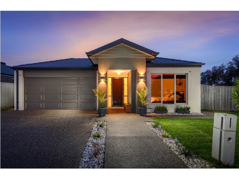 16 Beechtree Way, Cranbourne North VIC 3977