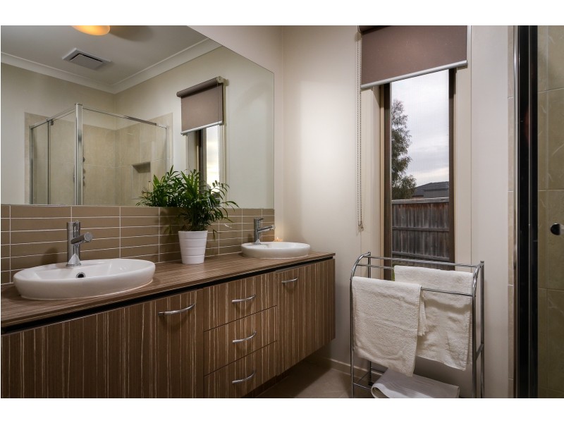 16 Beechtree Way, Cranbourne North VIC 3977
