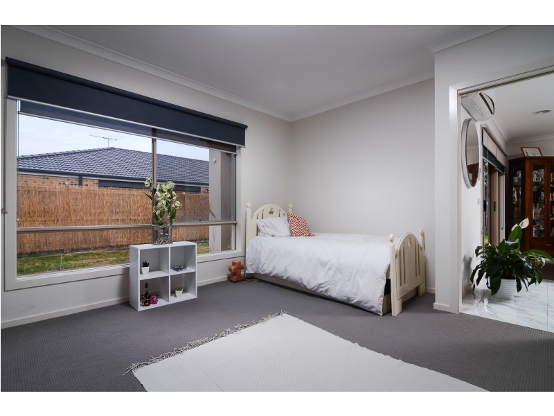 16 Beechtree Way, Cranbourne North VIC 3977