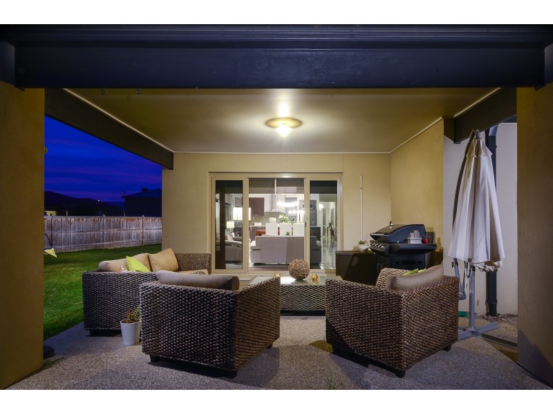 16 Beechtree Way, Cranbourne North VIC 3977
