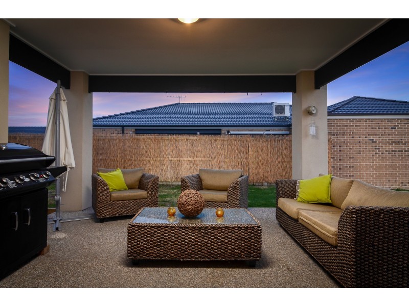 16 Beechtree Way, Cranbourne North VIC 3977