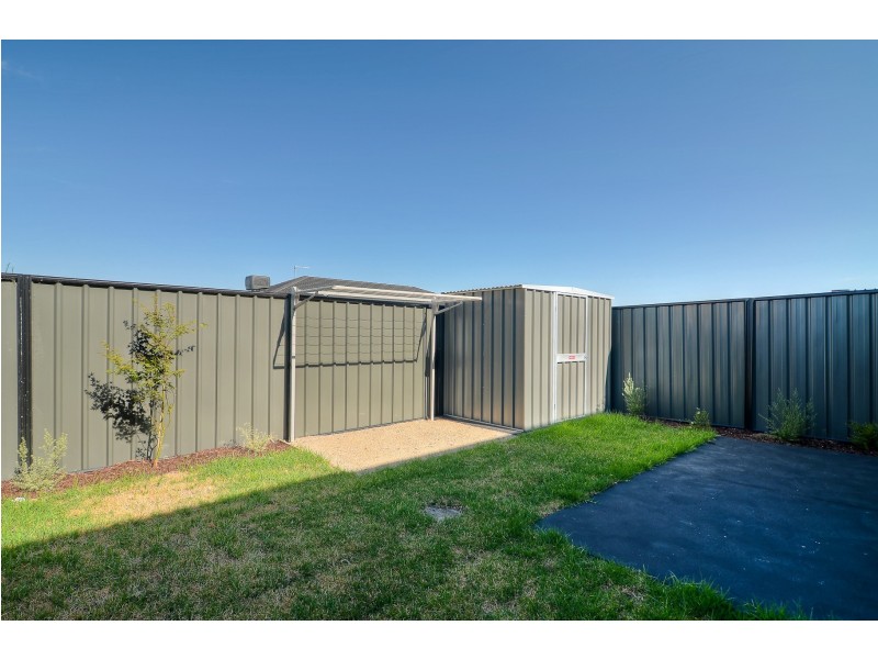 28 Selandra Boulevard, Clyde North VIC 3978