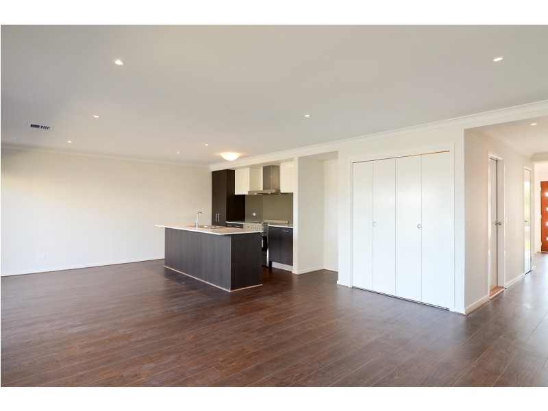 28 Selandra Boulevard, Clyde North VIC 3978