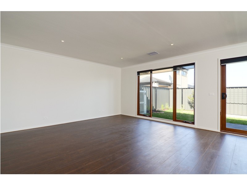 28 Selandra Boulevard, Clyde North VIC 3978