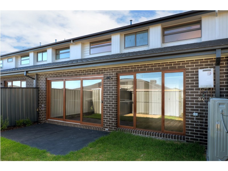 28 Selandra Boulevard, Clyde North VIC 3978