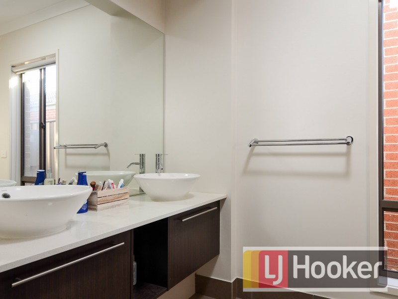 5 Haflinger Ave, Clyde North VIC 3978