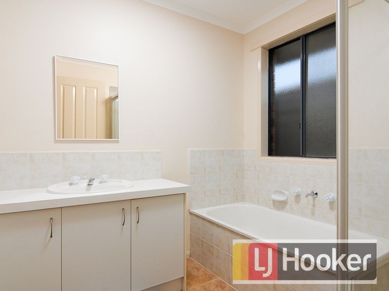 25 Karoonda Way, Hampton Park VIC 3976