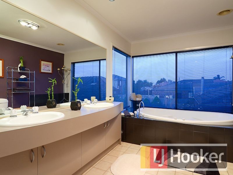 24 Lighthorse Crescent, Narre Warren South VIC 3805