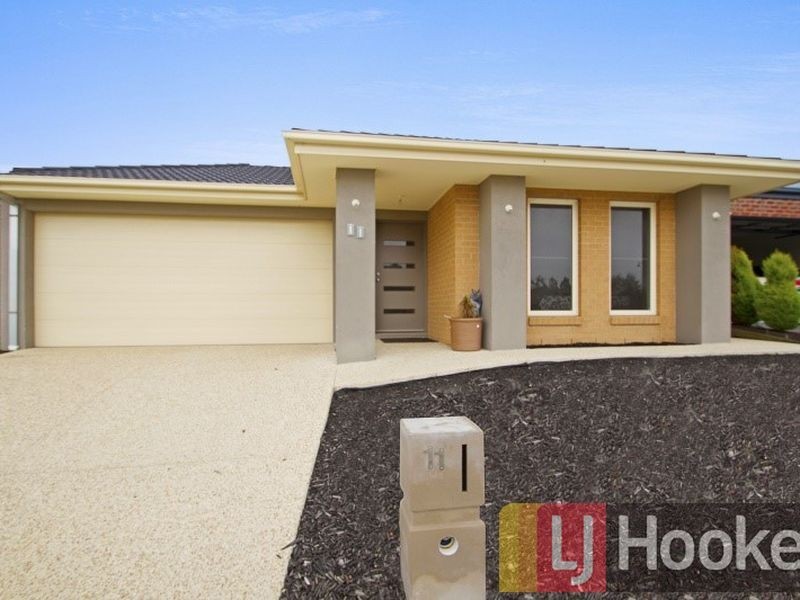 11 Cerbera Bend, Cranbourne North VIC 3977