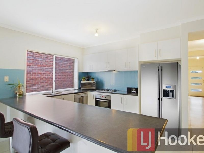 11 Cerbera Bend, Cranbourne North VIC 3977