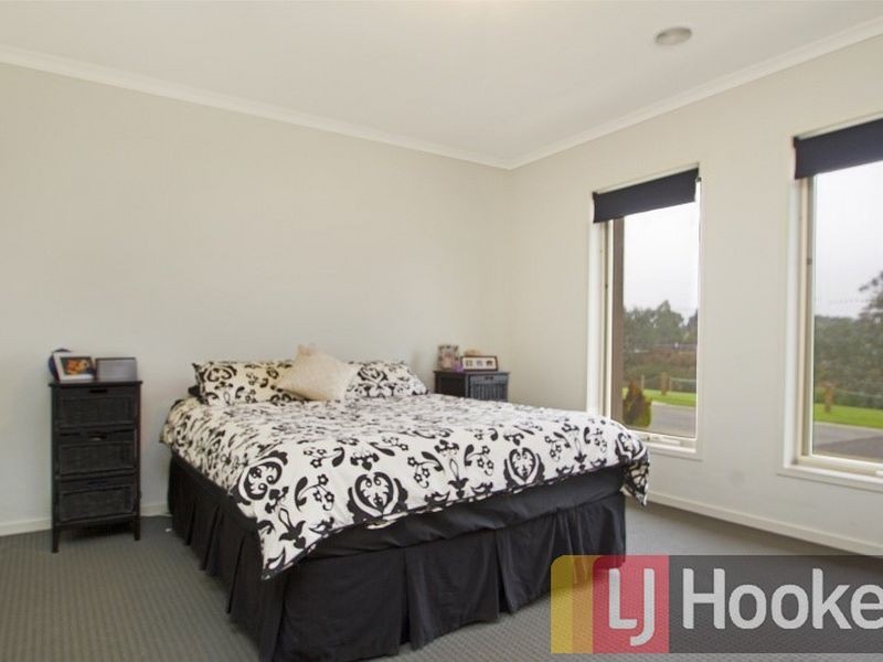 11 Cerbera Bend, Cranbourne North VIC 3977