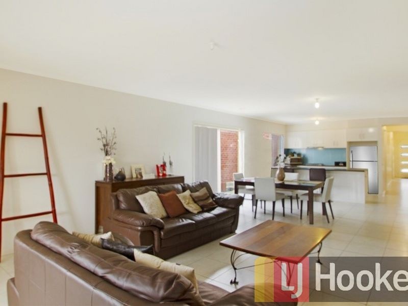 11 Cerbera Bend, Cranbourne North VIC 3977