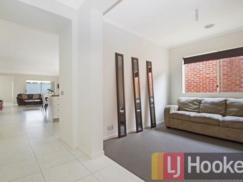 11 Cerbera Bend, Cranbourne North VIC 3977