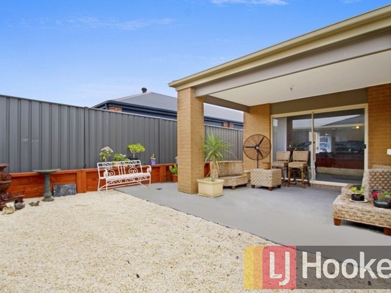 11 Cerbera Bend, Cranbourne North VIC 3977