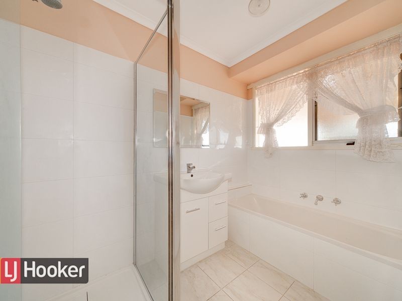 70 Oaktree Drive, Hampton Park VIC 3976