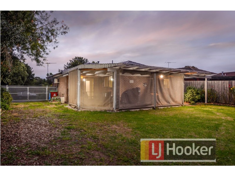 8 Marsden Drive, Cranbourne North VIC 3977