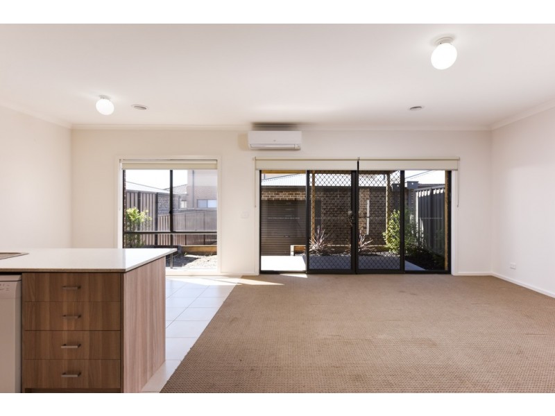 14 Kavanagh Lane, Clyde North VIC 3978