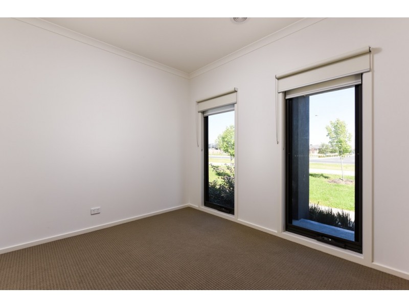 14 Kavanagh Lane, Clyde North VIC 3978