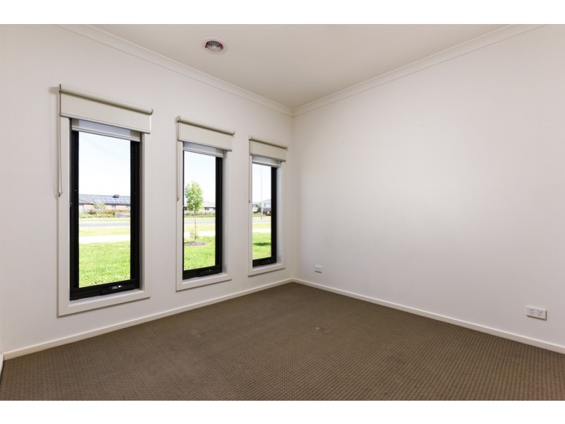 14 Kavanagh Lane, Clyde North VIC 3978