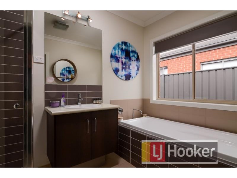 29 Kindred Avenue, Cranbourne North VIC 3977