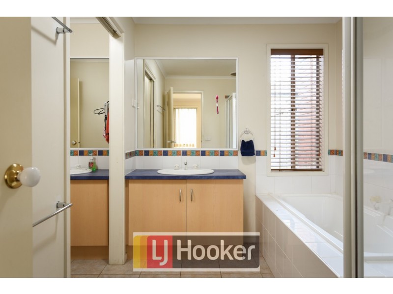 7 Oak Post Place, Cranbourne East VIC 3977
