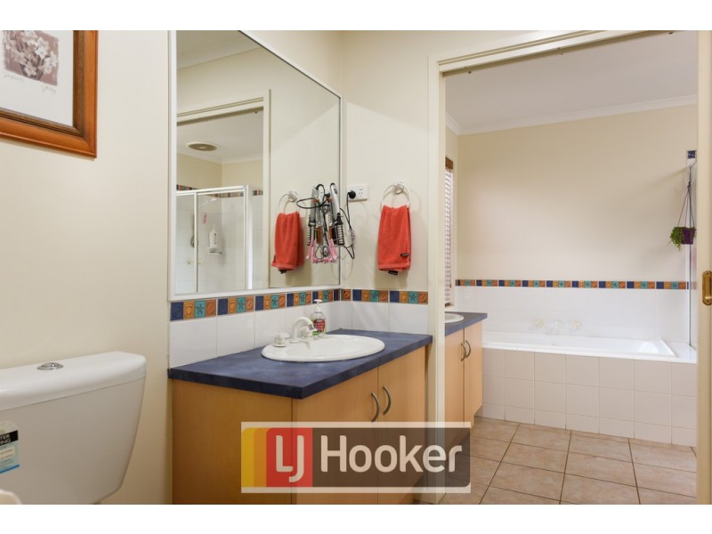 7 Oak Post Place, Cranbourne East VIC 3977