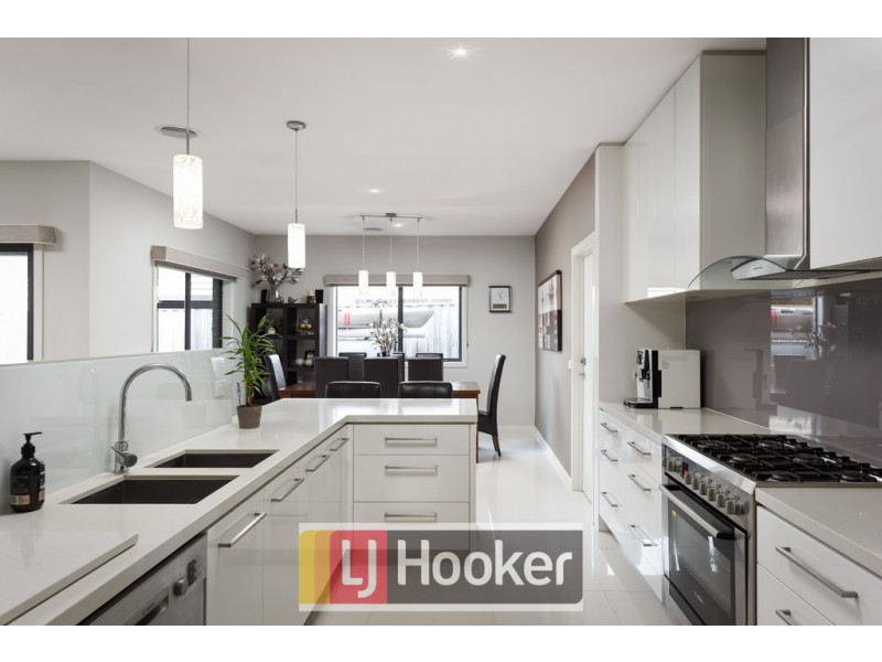 121 Rosebank Drive, Cranbourne North VIC 3977