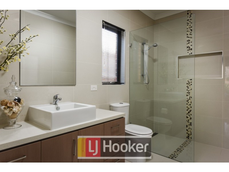 121 Rosebank Drive, Cranbourne North VIC 3977