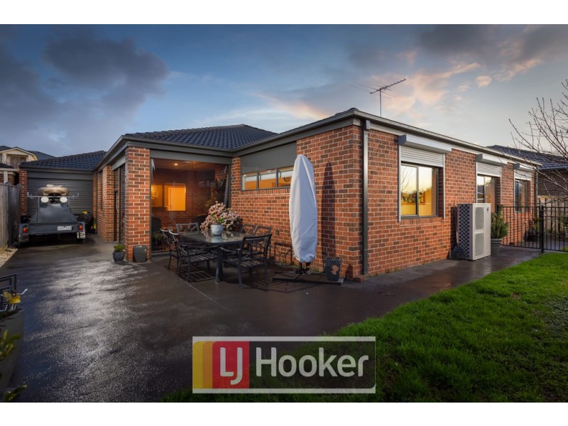 121 Rosebank Drive, Cranbourne North VIC 3977