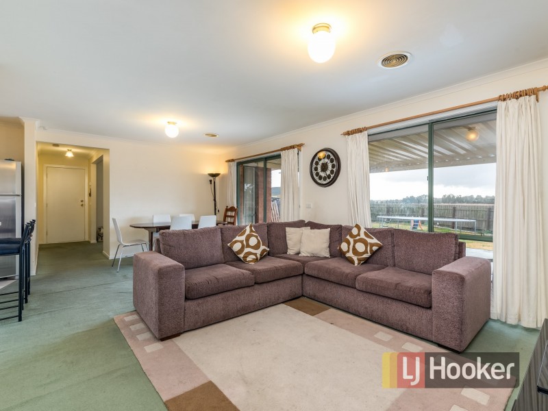 8 Oakman Way, Hampton Park VIC 3976