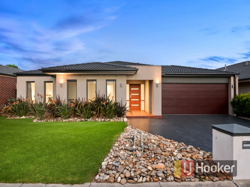 17 Perry Circuit, Cranbourne North VIC 3977