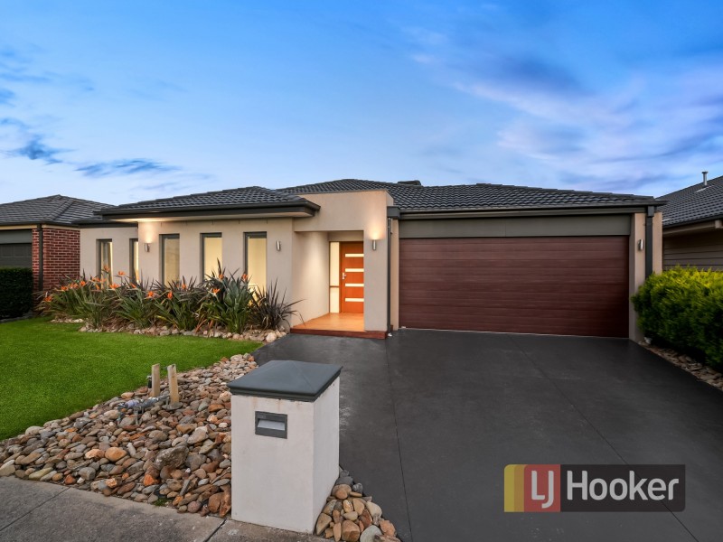 17 Perry Circuit, Cranbourne North VIC 3977