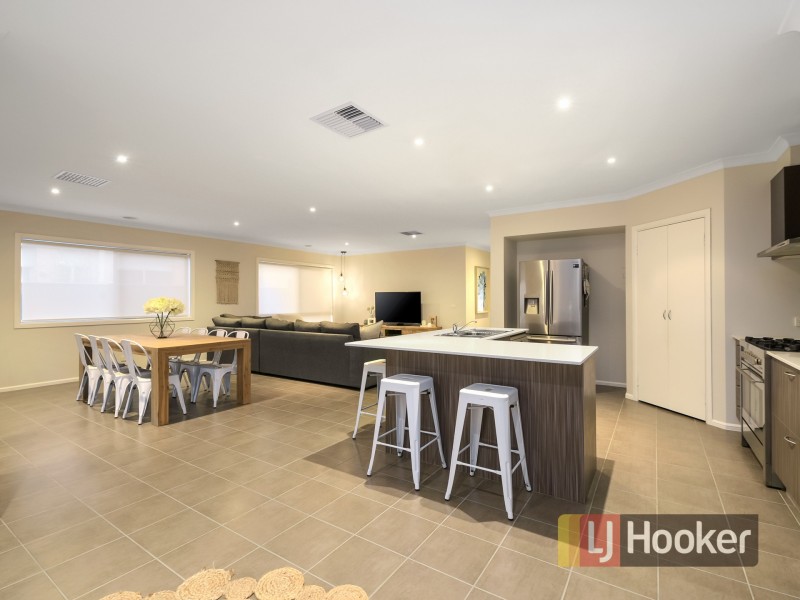 17 Perry Circuit, Cranbourne North VIC 3977