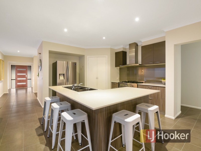 17 Perry Circuit, Cranbourne North VIC 3977