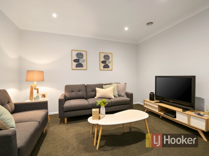 17 Perry Circuit, Cranbourne North VIC 3977