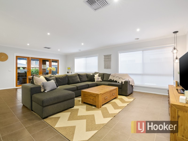17 Perry Circuit, Cranbourne North VIC 3977