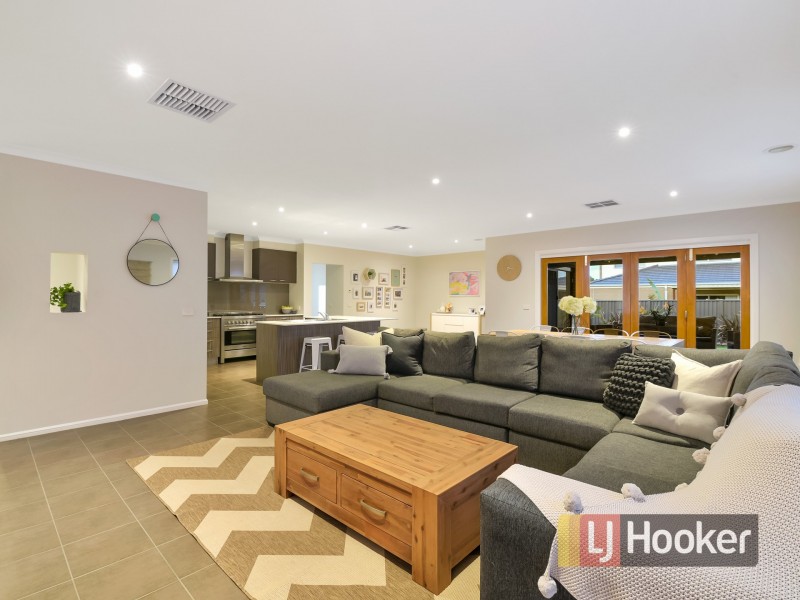 17 Perry Circuit, Cranbourne North VIC 3977