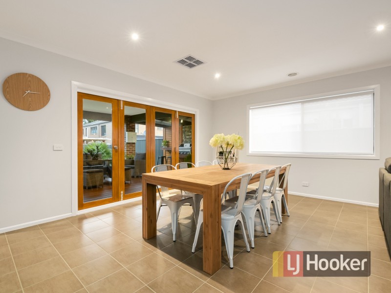 17 Perry Circuit, Cranbourne North VIC 3977