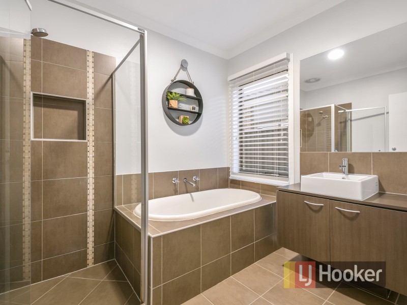17 Perry Circuit, Cranbourne North VIC 3977
