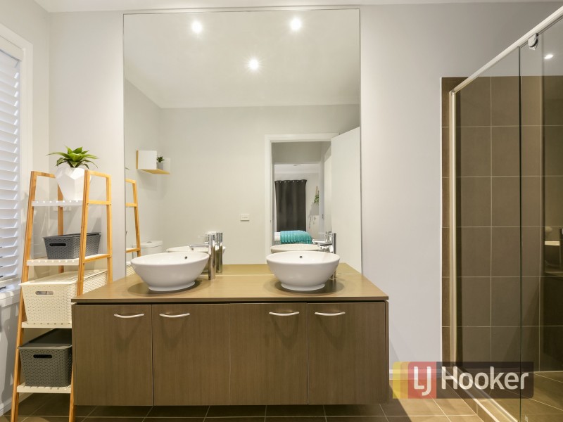 17 Perry Circuit, Cranbourne North VIC 3977