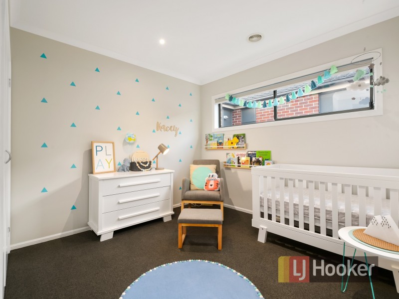 17 Perry Circuit, Cranbourne North VIC 3977
