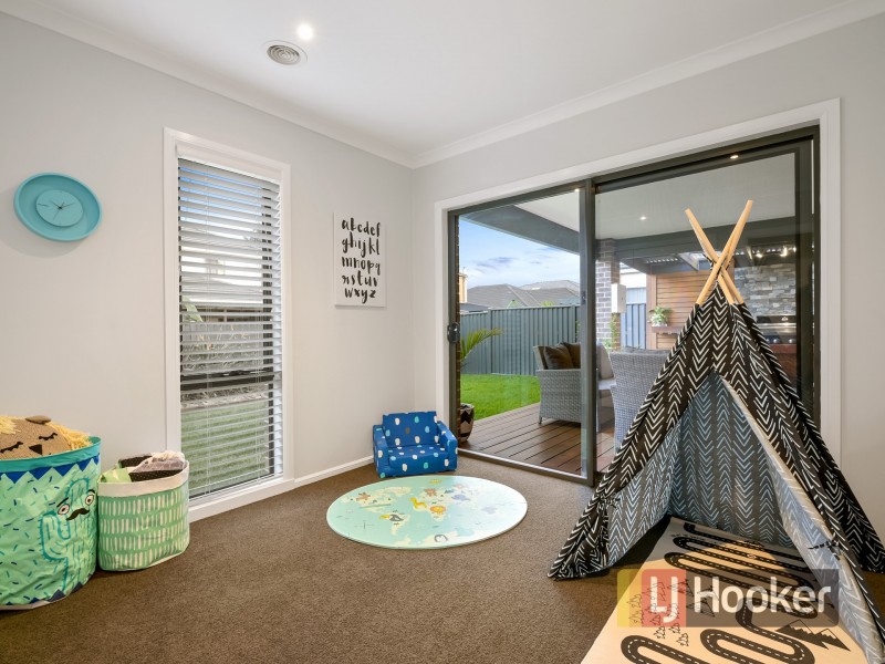 17 Perry Circuit, Cranbourne North VIC 3977