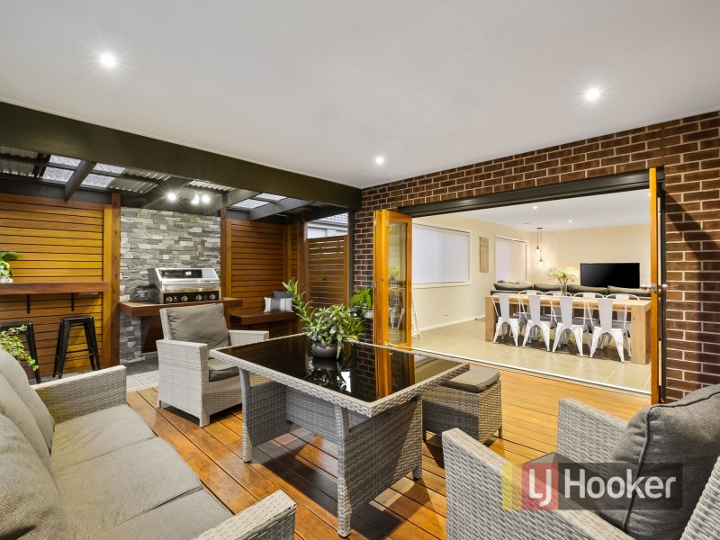 17 Perry Circuit, Cranbourne North VIC 3977