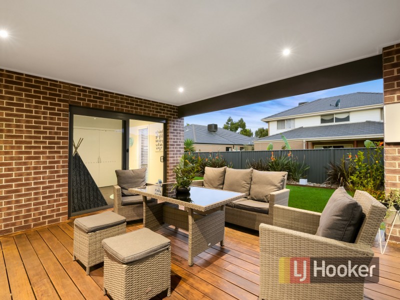 17 Perry Circuit, Cranbourne North VIC 3977