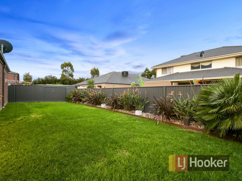 17 Perry Circuit, Cranbourne North VIC 3977
