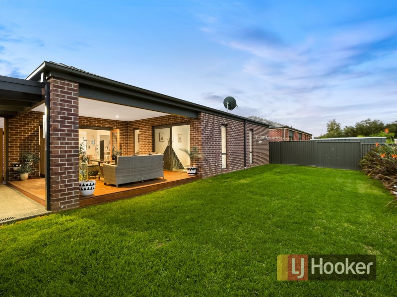 17 Perry Circuit, Cranbourne North VIC 3977