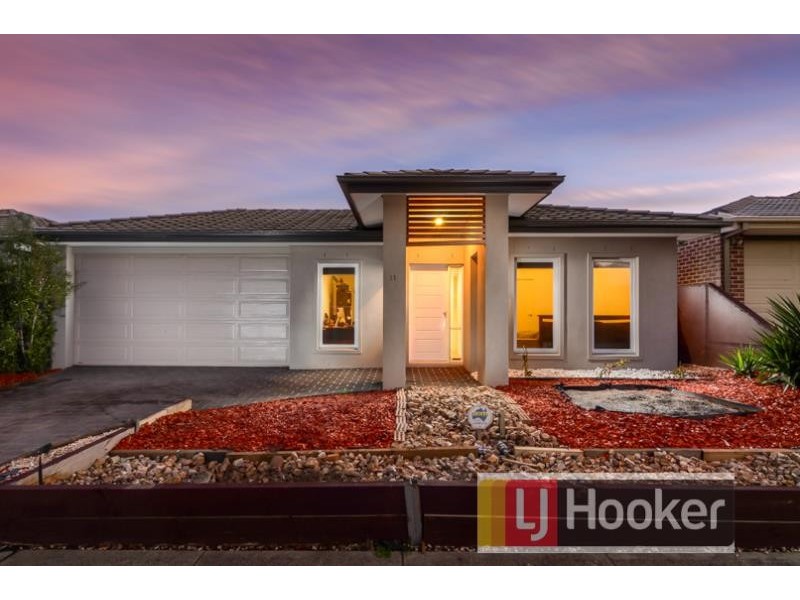 11 Whitegum Way, Cranbourne North VIC 3977